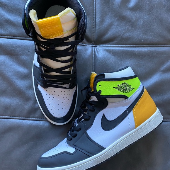 Jordan 1 Volt ❌SOLD❌ - Picture 2 of 7